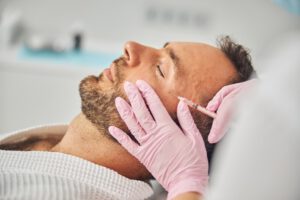 Beneficios del rejuvenecimiento facial: mejora la apariencia de la piel, disminuye arrugas y líneas de expresión.