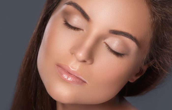 Los pómulos altos contribuyen significativamente a la estructura y atractivo del rostro.
