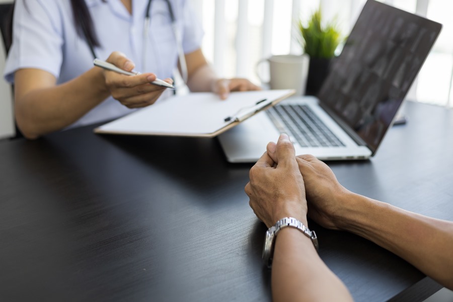 La ginecomastia bilateral es el crecimiento del tejido mamario en ambos pectorales masculinos.
