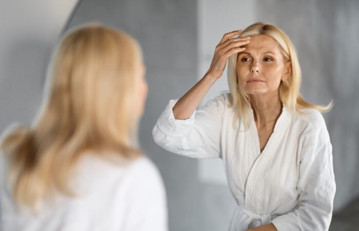 Las arrugas de expresión en la frente se forman por los movimientos repetitivos de los músculos faciales y por factores externos como los rayos solares.