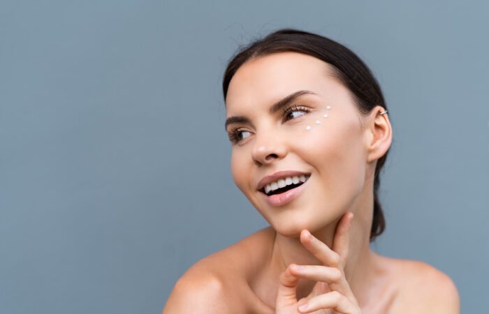 Las arrugas de expresión alrededor de la boca son uno de los signos del envejecimiento facial más comunes.