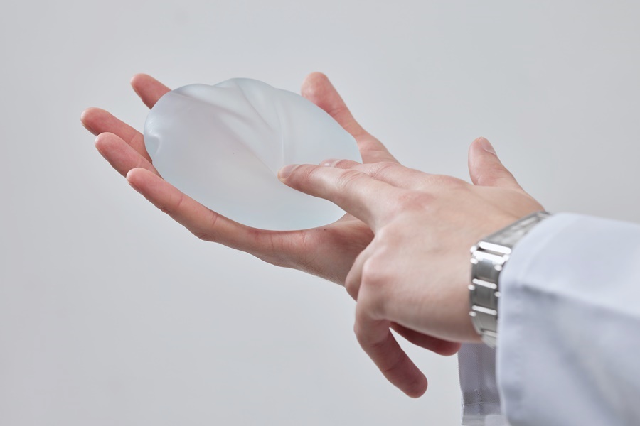 La explantación mamaria es un procedimiento quirúrgico que consiste en retirar del cuerpo los implantes mamarios colocados con anterioridad.