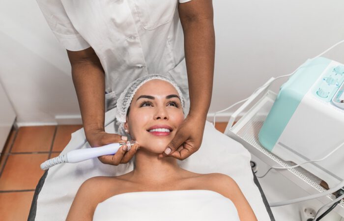La radiofrecuencia facial es un tratamiento estético no invasivo diseñado para estimular la producción de colágeno y mejorar la firmeza de la piel