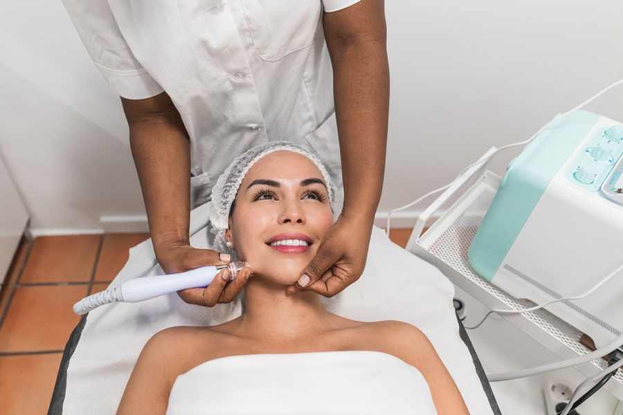 La radiofrecuencia facial es un tratamiento estético no invasivo diseñado para estimular la producción de colágeno y mejorar la firmeza de la piel