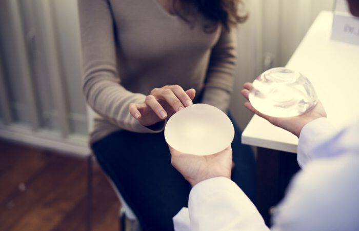 La contractura capsular es una de las complicaciones más comunes de la cirugía de aumento de pecho con implantes mamarios.