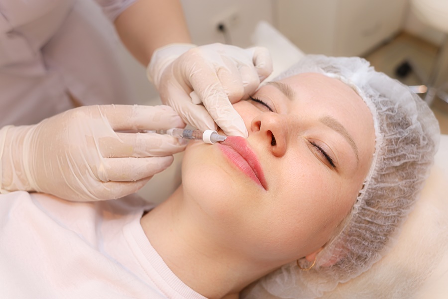 No se debe pintar los labios durante las primeras 24 a 48 horas posteriores al tratamiento con ácido hialurónico.