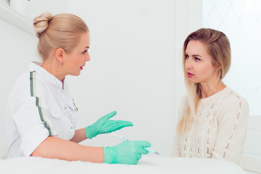 En pacientes con antecedentes de queloides, es importante planificar la cirugía considerando opciones de sutura que minimicen la tensión en la piel y el riesgo de cicatrices visibles.