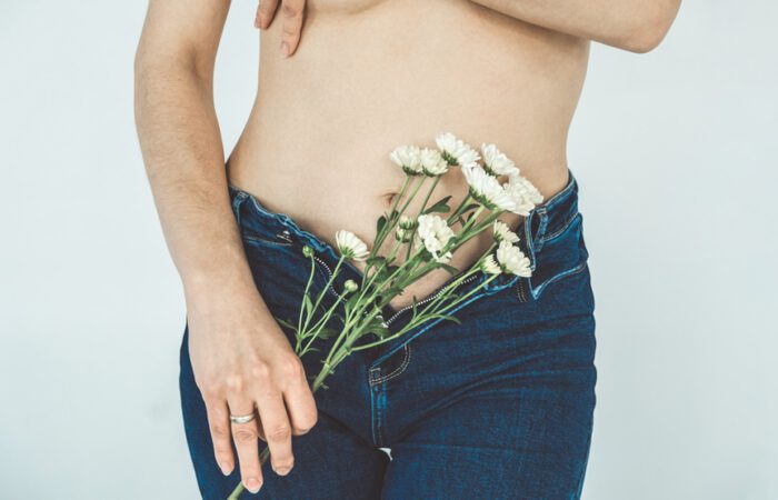 Representación artística de la salud femenina, asociada al cuidado íntimo y a la cirugía íntima femenina como camino hacia el bienestar.
