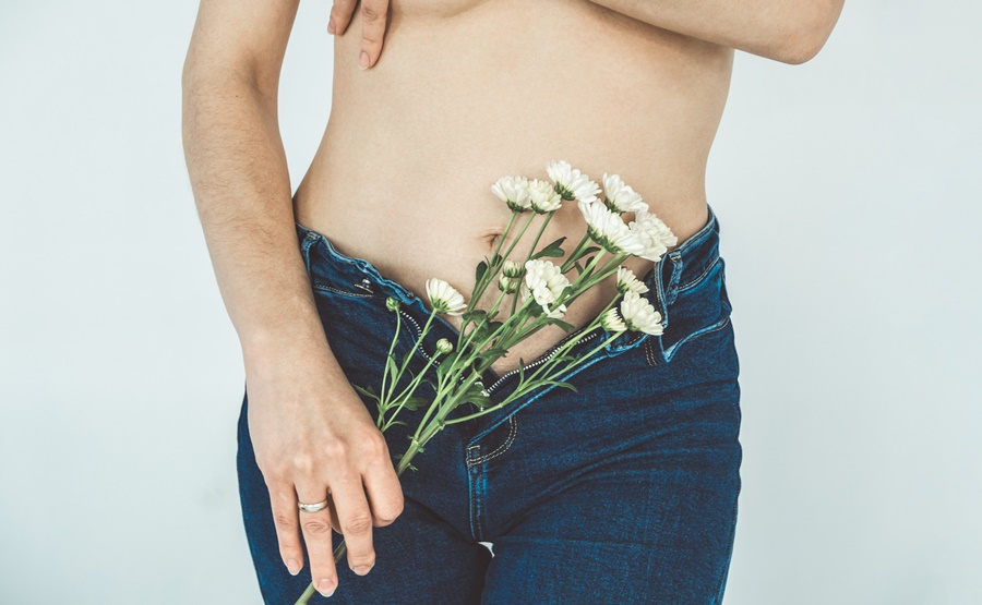 Representación artística de la salud femenina, asociada al cuidado íntimo y a la cirugía íntima femenina como camino hacia el bienestar.