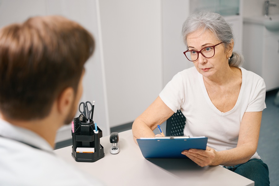 Mujer adulta durante una consulta médica para informarse sobre la labioplastia de aumento de labios mayores mediante lipotransferencia.