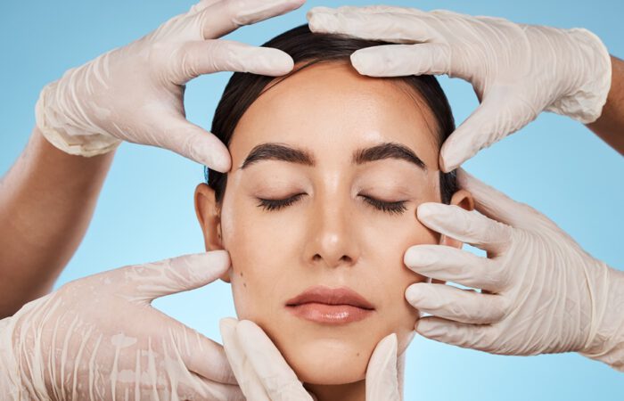 Representación simbólica de los límites de la cirugía estética y la importancia de una evaluación profesional antes de intervenir el rostro.