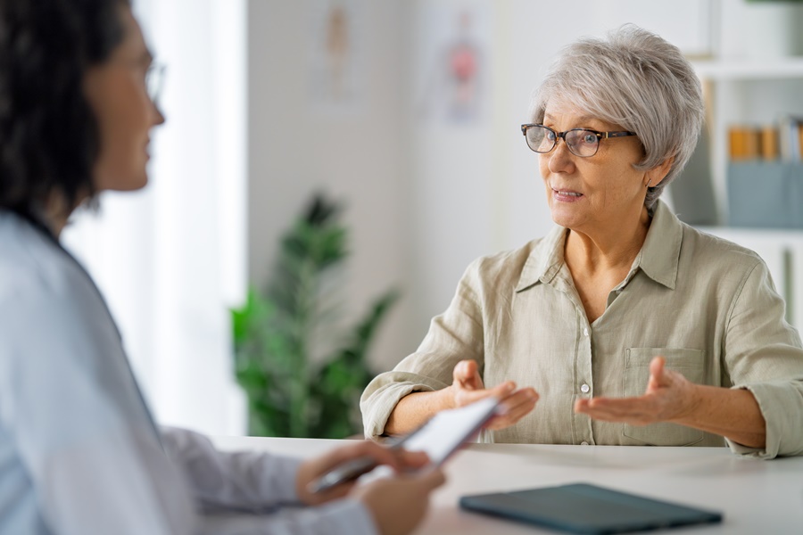 Mujer madura consultando sobre liposucción y reducción de labios mayores, cirugía estética íntima para mejorar el confort y la confianza.