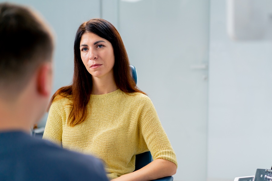 Mujer consultando con un profesional de salud sobre la ninfoplastia, procedimiento quirúrgico para reducir los labios menores.