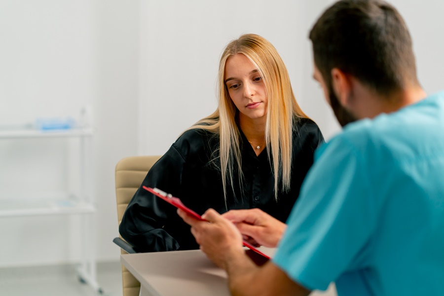 Consulta médica sobre cirugía plástica para tratar la flacidez después de perder peso.
