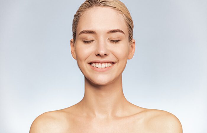 Rostro de mujer joven con expresión relajada tras un lifting de cejas, mostrando una mirada rejuvenecida y natural.