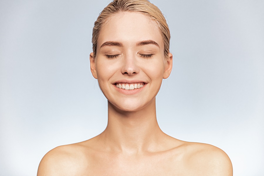 Rostro de mujer joven con expresión relajada tras un lifting de cejas, mostrando una mirada rejuvenecida y natural.