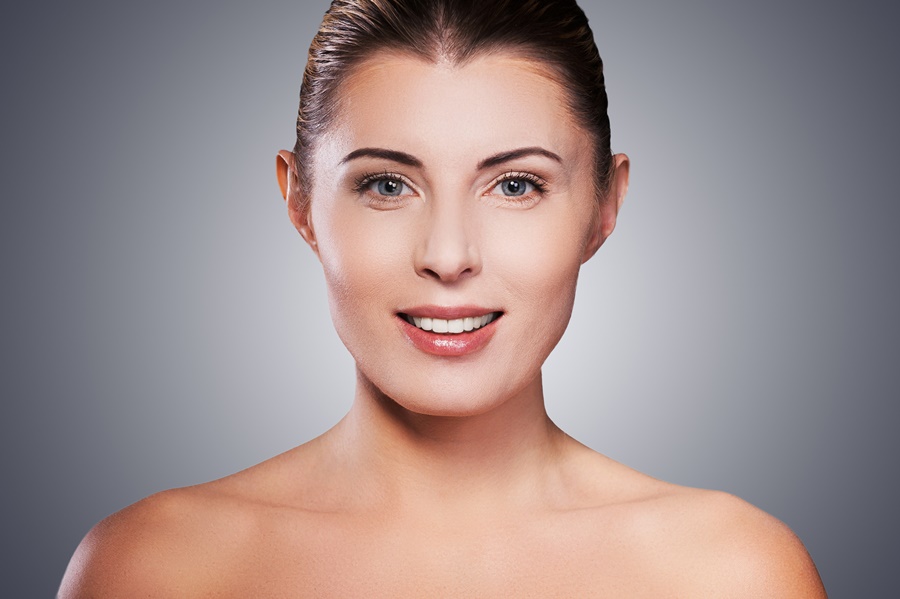 Mujer con mirada firme y cejas elevadas, ejemplo estético de los resultados de un lifting de cejas realizado por un profesional.