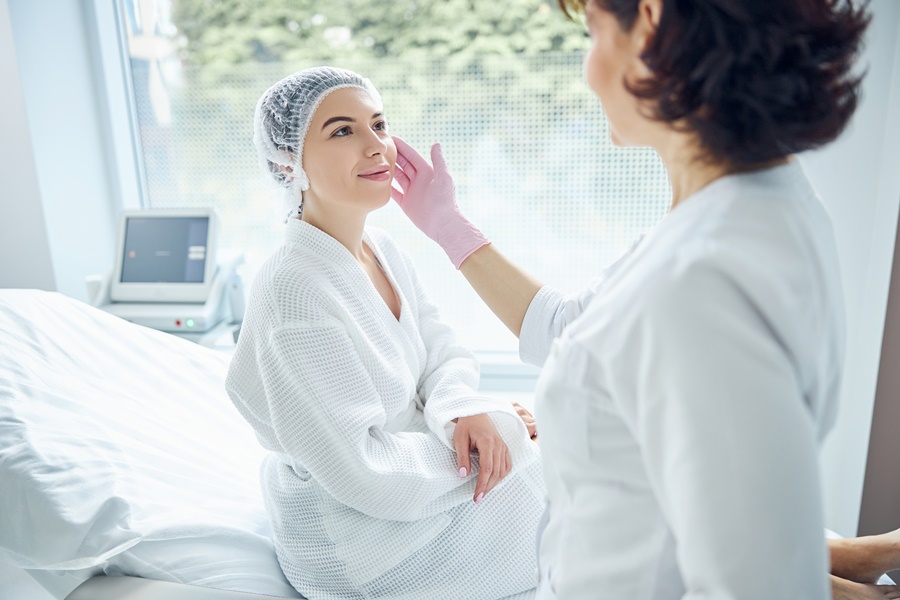 Paciente preparándose para lipofilling facial con supervisión médica personalizada por parte de su cirujano estético.