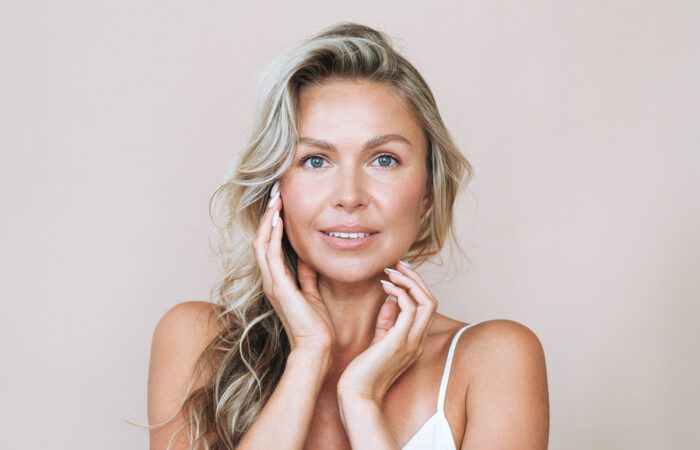 Resultados naturales del lipofilling facial en rostro femenino con piel luminosa y expresión armónica