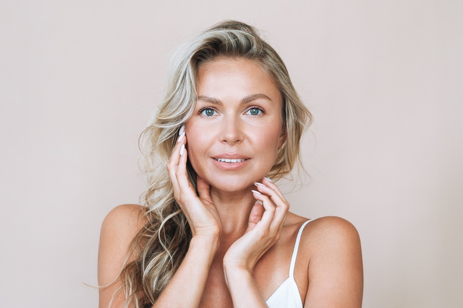 Resultados naturales del lipofilling facial en rostro femenino con piel luminosa y expresión armónica