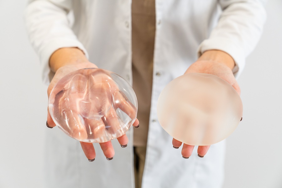 Comparativa de implantes de silicona utilizada en mamoplastia para evitar complicaciones como el rippling en implantes mamarios.