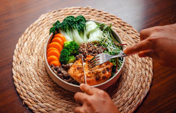 Plato saludable con salmón a la plancha, quinoa, verduras y setas, ejemplo de alimentación postoperatorio cirugía estética para favorecer la recuperación.