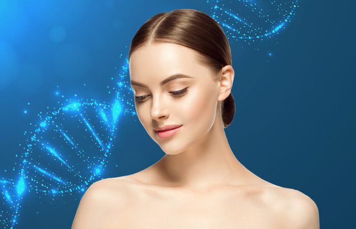 Mujer con piel radiante sobre fondo azul con hélices de ADN, simbolizando la relación entre genética y cirugía plástica.