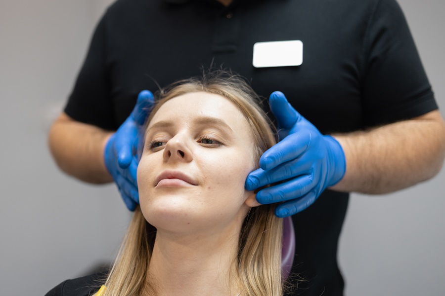 Evaluación médica del mentón antes de realizar una mentoplastia de aumento con implantes vs. lipotransferencia, con atención personalizada en clínica de cirugía plástica.