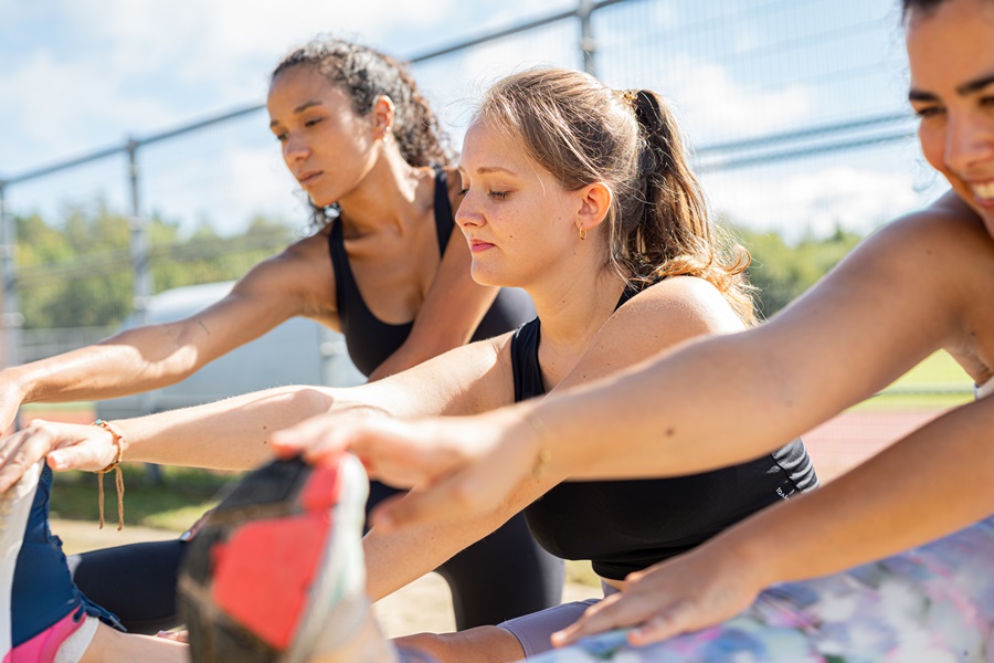 Grupo de mujeres realizando estiramientos al aire libre como ejemplo de ejercicio físico tras cirugía estética, destacando la importancia de una reincorporación progresiva y segura.