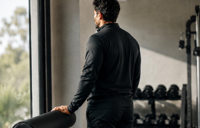 Hombre adulto con ropa deportiva en un entorno luminoso. Imagen ilustrativa.